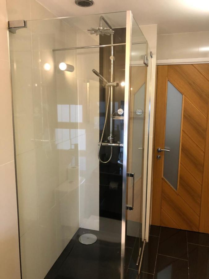 Number 19, Cardigan Apartment Bagian luar foto